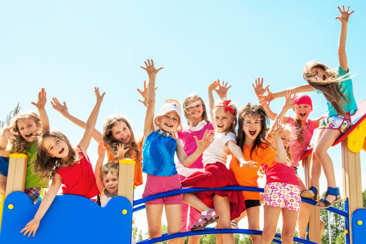 Jubelnde Kinder im Hort Langebrück