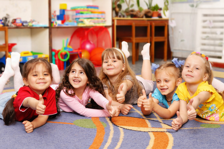 Spielende Kinder im Kinderhaus Glückspilze