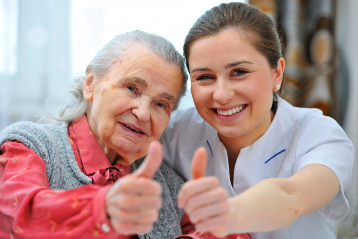 Seniorin mit Pflegekraft